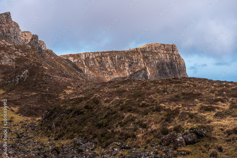 Fototapeta premium sunset over the mountains of isle of skye in wild Scotland