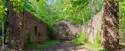 Bild auf Leinwand Panoramic view of the remains of the old Engine House at Elephant Rocks State Pa