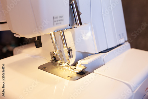 Canvastavla Girl sews on a sewing machine. Close-up