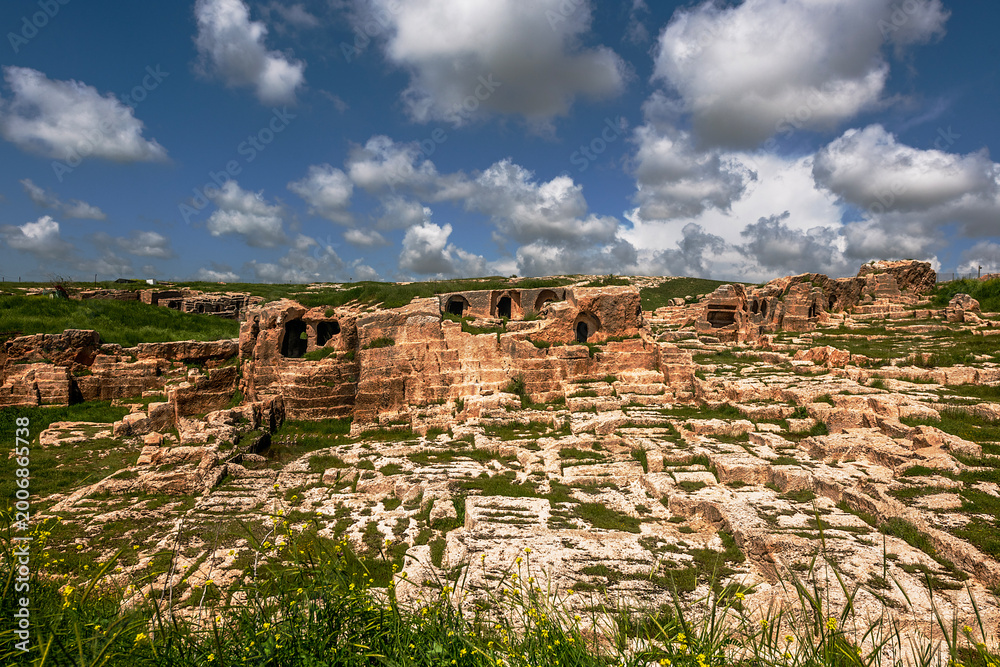 Fototapeta premium The structure, popularly known as a dungeon, has a dark, deep, and mysterious atmosphere. Archaeological findings confirm that it was once a water reservoir. Dara Ancient City, the Ephesus of Mesopota