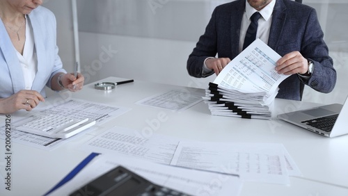 Fotografía Professional accountant team analyzing corporate financial data, managing paperwork, and preparing tax reports, collaborating on bookkeeping and auditing tasks at a desk