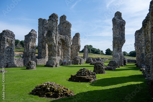 Foto Standing flint pillars in Castle Acre Priory ruins, England