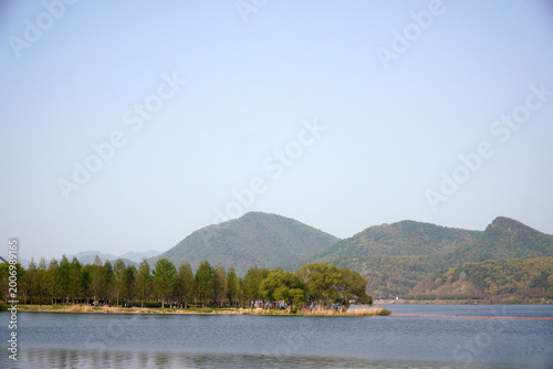 In the early summer of Dumulmeori Park, the lines, beauty, and greenery of the river always show beautiful and soft lines.