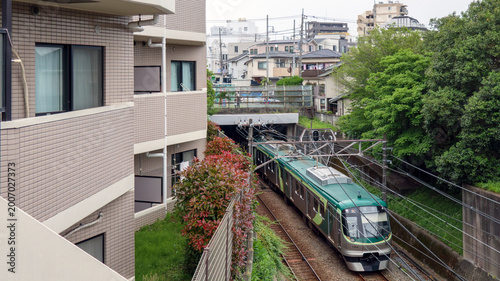 住宅街を走る電車