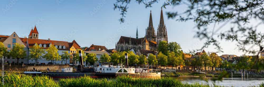 Obraz premium High Resolution Panorama shot of Regensburg Cathedral and Historic Steamboat Ruthof / Érsekcsanád on Danube River in Bavaria Germanyn at sunset