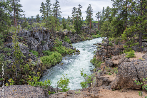 Foto Rugged Whitewater River Near Bend Oregon
