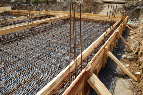 Φωτογραφία Reinforced concrete foundation with steel rebar grid and wooden formwork