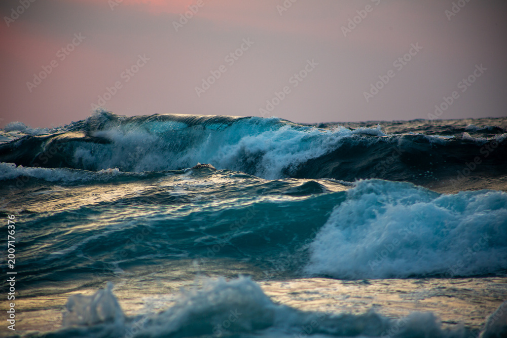 Fototapeta premium 奄美大島の東シナ海の夕暮れの海。