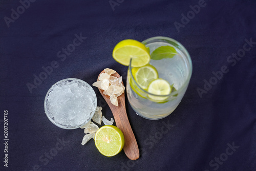 Fotografia Gond katira drink with mint, and lemon juice is a cooling, hydrating beverage, combining herbal flavors, citrus tang, and natural energy-boosting properties, perfect for summer drink