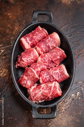 Quadro su tela Fresh raw beef chunks for grilling or kebab, marbled meat in cast iron dish with