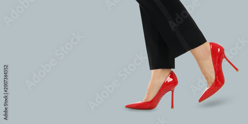 Fotografía A woman walks in stylish red high heels, showcasing elegance