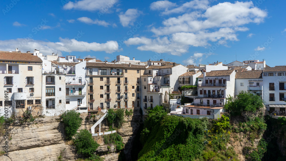 Naklejka premium Casas colgantes en la ciudad de Ronda, España