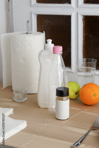 Foto A collection of everyday items on a beige surface