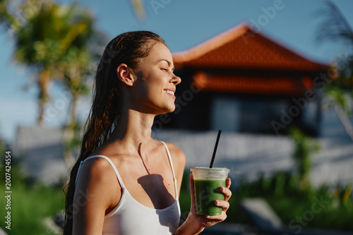 Foto Cheerful woman outdoors, smiling with eyes closed, sunlit moment, casual summer