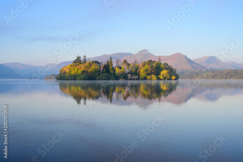 Obraz na płótnie Beautiful spring morning with calm reflections of Catbells & Derwent Island in Derwentwater, Lake District, UK