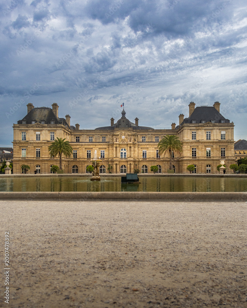Obraz premium Dramatic sky in Paris 