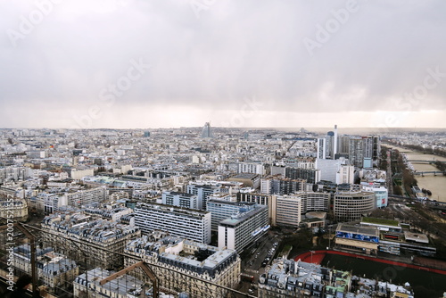 Paris. Paysage urbain et immeubles. Vue du haut de la Tour Eiffel.