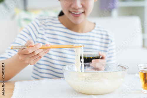 Konstfotografi そうめんを食べる若い女性
