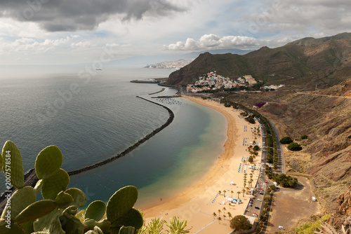 Foto Famous tropical beach with palm trees and breakwater at the foot of Anaga mountains