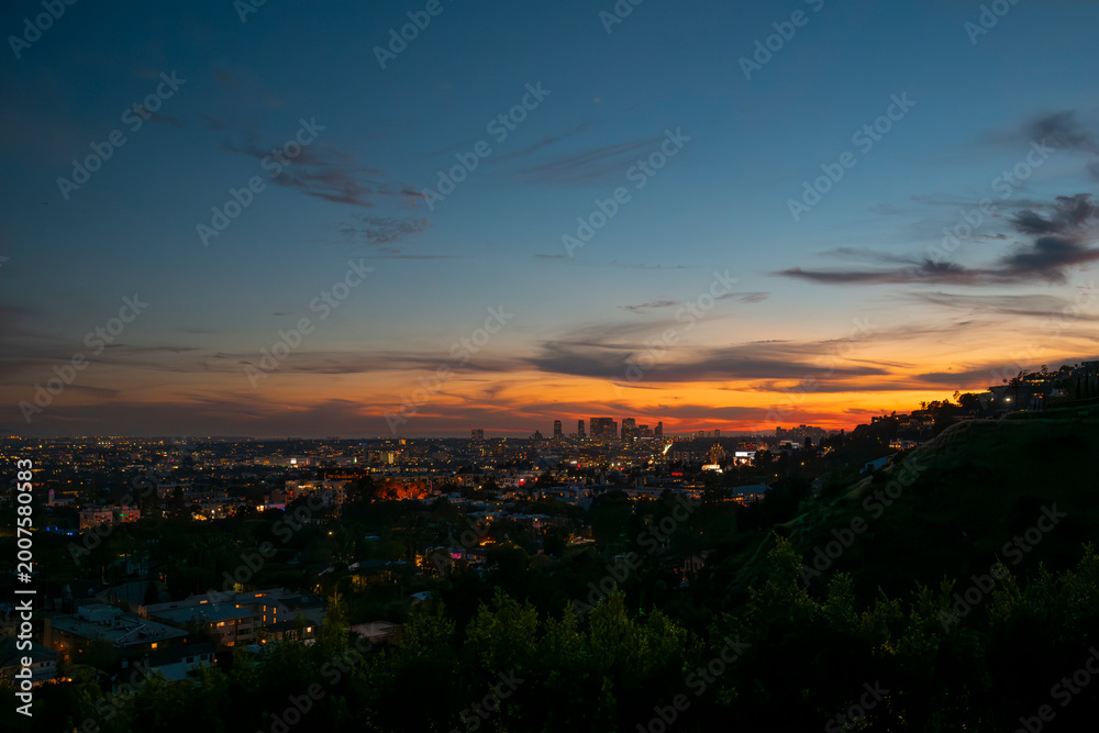 Fototapeta premium Los Angeles skyline at blue hour with city lights and colorful sky
