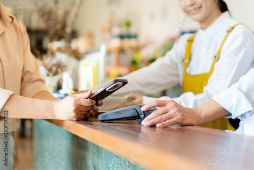 Foto customer making contactless payment using mobile phone scan QR code at retail sh