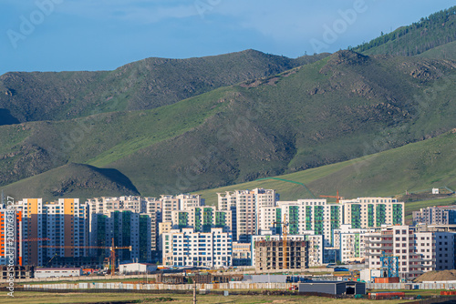 Foto View of Ulaanbaatar city development at the base of lush mountains, Mongolia