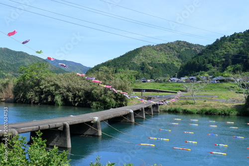 一斗俵沈下橋を彩る鯉のぼり　高知県四万十町