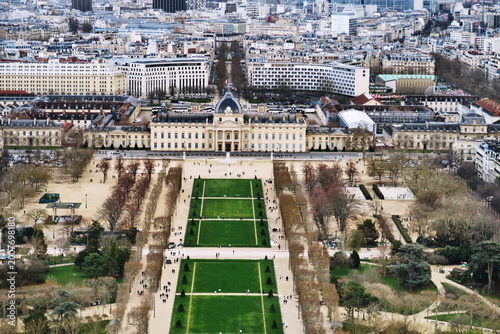 Vue aérienne de l'École Militaire et des jardins du Champ-de-Mars à Paris, prise depuis la Tour Eiffel France.