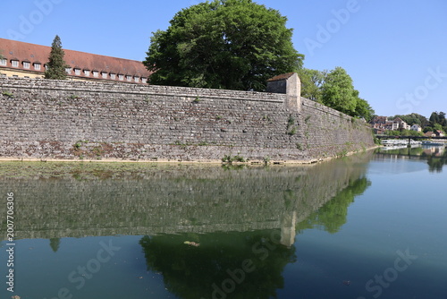 Anciennes fortifications le long du canal du Rhône au Rhin, ville de Dole, département du Jura, France