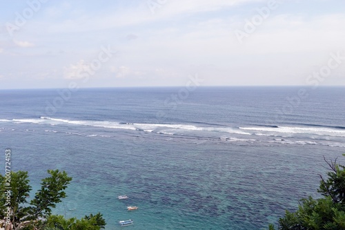 Tableau sur toile Wide ocean waves on tropical beach shore landscape photography