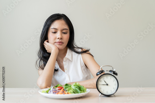 Intermittent Fasting eat concept, Woman looking at meal waiting time to eat during intermittent fasting session