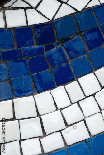 Foto Blue and white ceramic mosaic tiles in a curved pattern