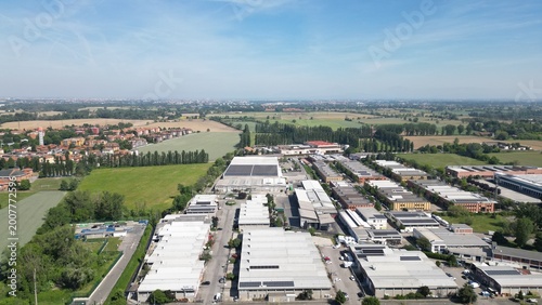 Foto Industrial Panorama: An expansive aerial view showcases a bustling industrial area, revealing a landscape of manufacturing facilities, warehouses, and logistics centers