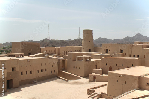 Photos Bahla Fort, a UNESCO World Heritage site in Oman, built from traditional mud‑brick architecture and surrounded by arid desert mountains