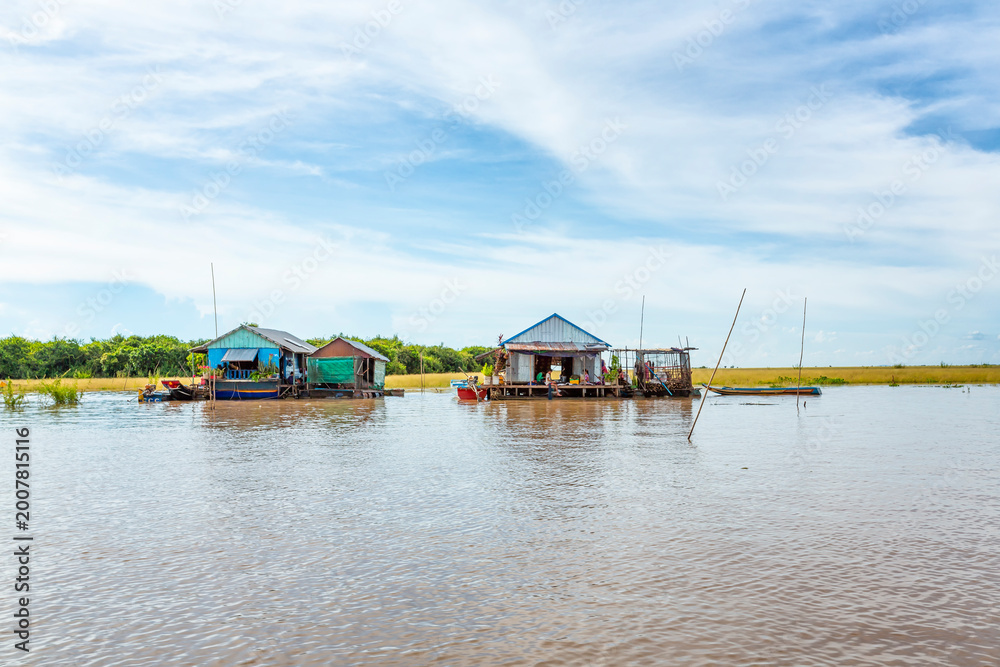 Obraz premium Cambodian stilt houses in floating village