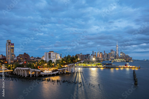 Foto Stunning Blue Hour Aerial View of Little Island Urban Park and the Lower Manhatt