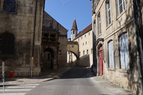 Vieille rue typique, ville de Dole, département du Jura, France