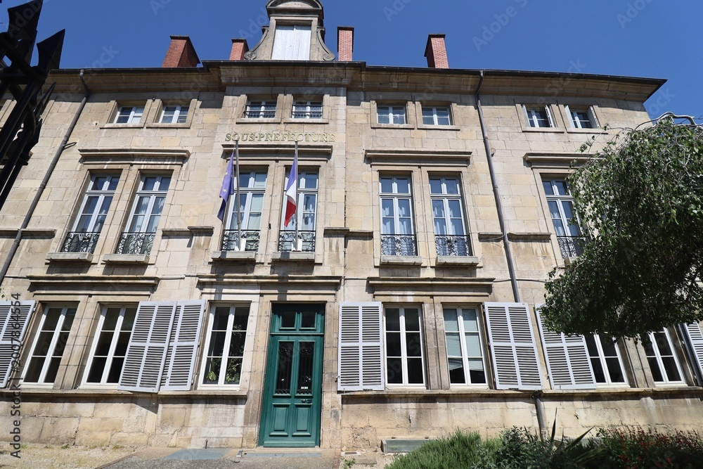 Obraz premium Sous-préfecture, vue de l'extérieur, ville de Dole, département du Jura, France