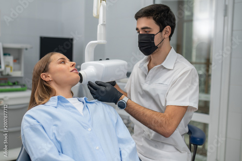 Fotografía Dentist performing dental x-ray for patient