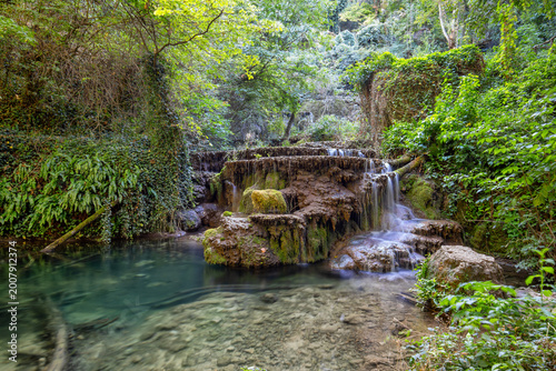 stufenförmiger wasserfall im maarata oark in bulgarien