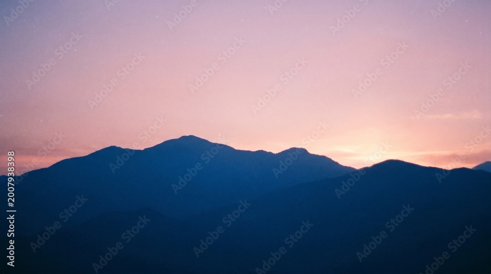 Obraz premium Blue Mountain Silhouette against Pink and Violet Twilight Sky