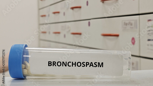 Bild auf Leinwand BRONCHOSPASM treatment tablets for relieve airway constriction and improve breat