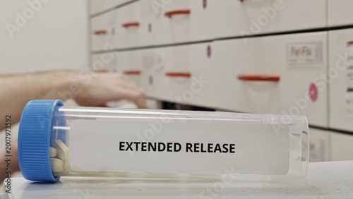 Tableau sur toile EXTENDED RELEASE tablets designed for prolonged drug release and effect