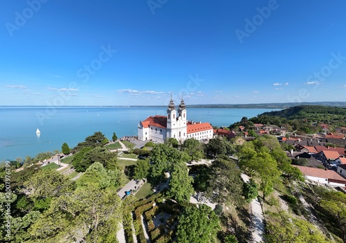 Cuadro en lienzo Tihany abbey and Lake Balaton with sailboats aerial view