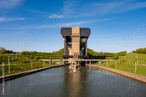 Schilderij op canvas Massive canal boat lift concrete tower connected to elevated aqueduct bridge in