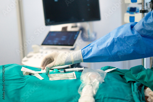 Foto Doctor performing medical procedure using ultrasound guidance