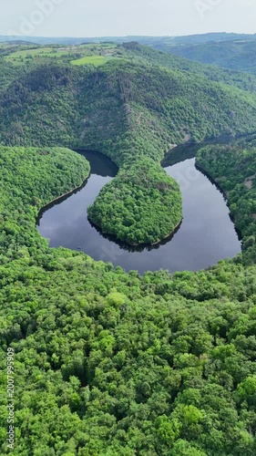 Vidéo aérienne par drone du Méandre de Queuille en Auvergne, France