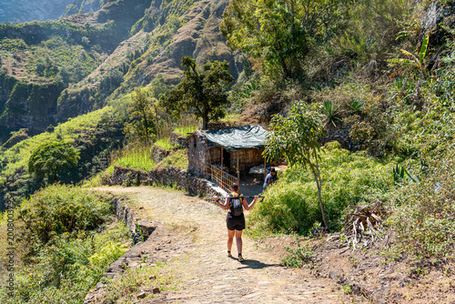 Foto Woman on a pedestrian path in Vale de Paula, Santo Antão Island, Cape Verde