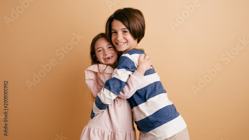 Fotografía Two happy children embracing with smiles, expressing brotherly and sisterly love
