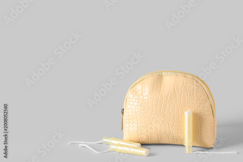 Obraz na płótnie Cosmetic bag and menstrual tampons on white background